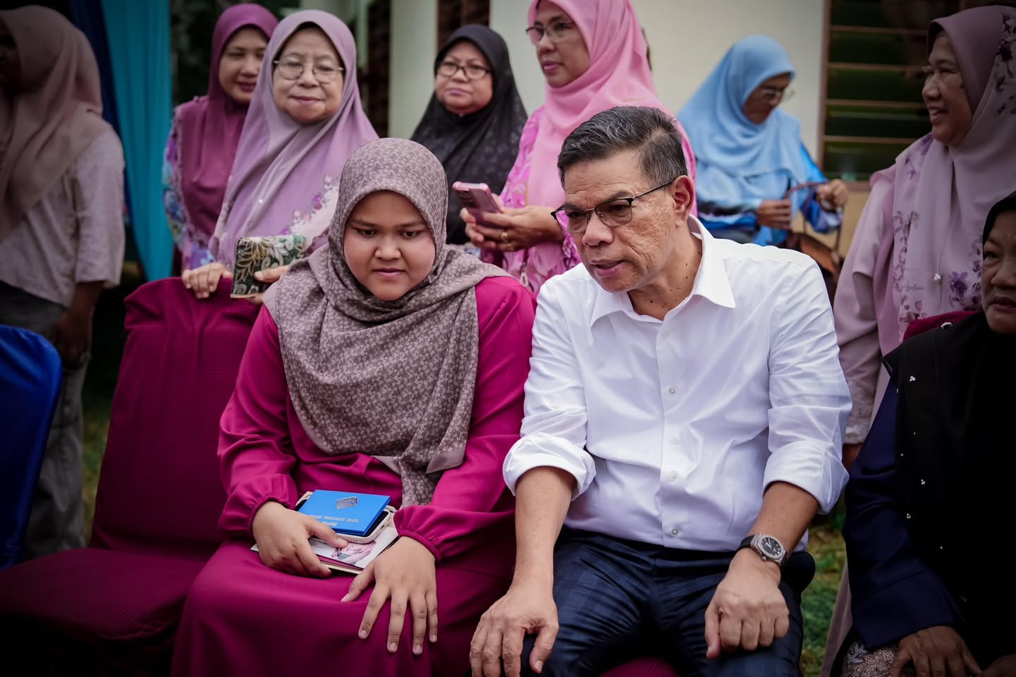 Penyerahan Kad Pengenalan kepada Anaknda Nurul Arini