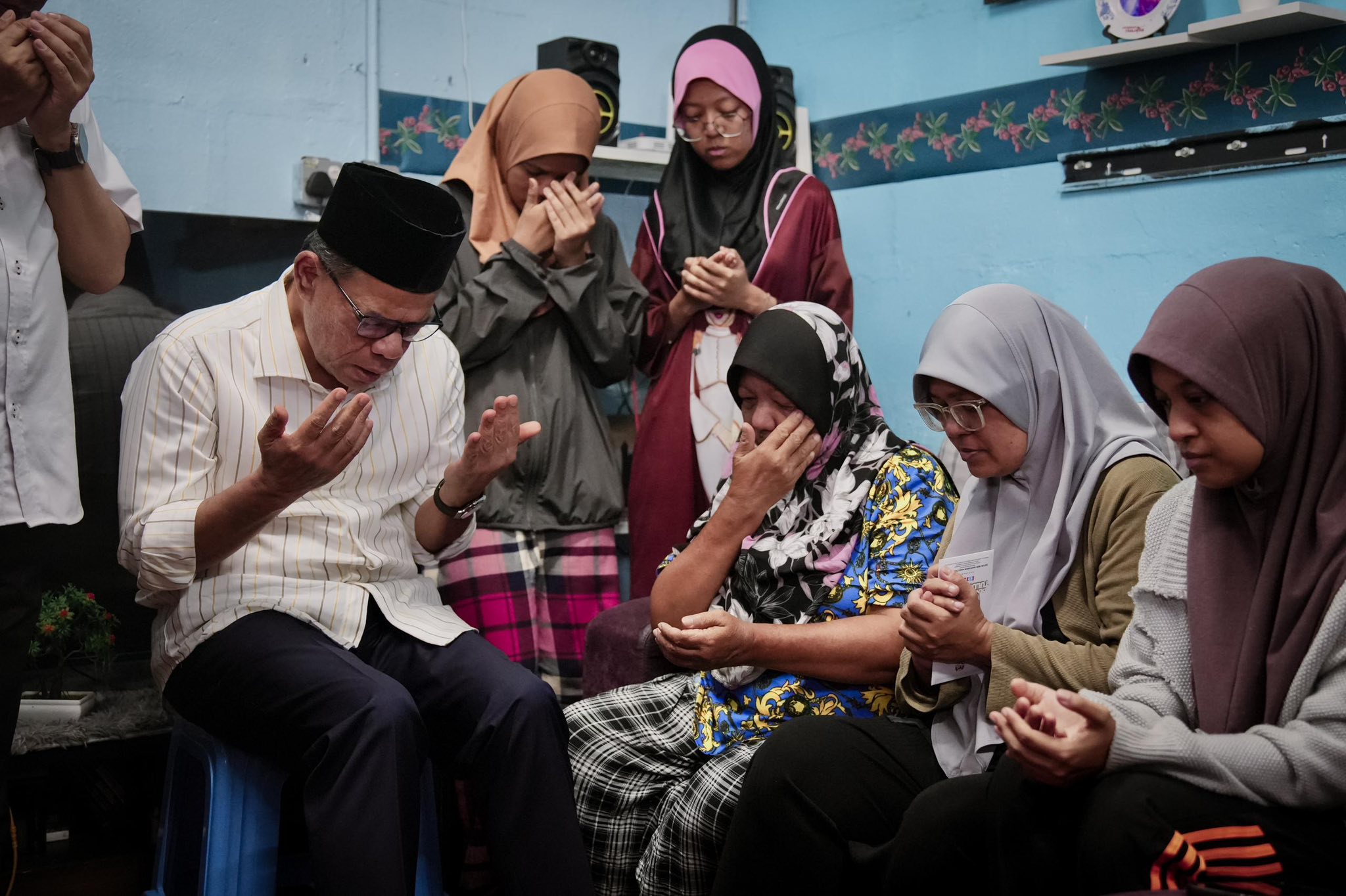 Menziarahi waris tiga orang anggota Pasukan Simpanan Persekutuan (FRU) yang terkorban dalam kemalangan tragedi di Teluk Intan