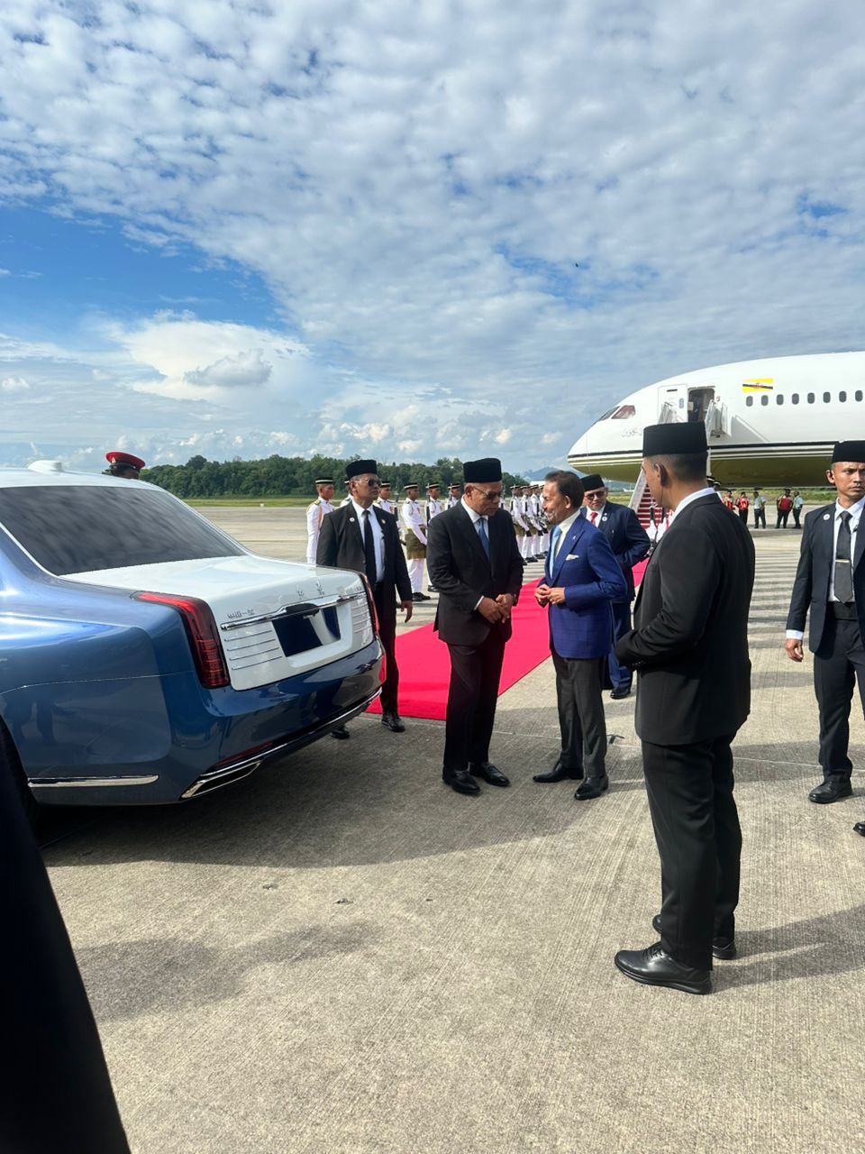 Menyambut ketibaan Kebawah Duli Yang Maha Mulia Sultan Hassanal Bolkiah, Sultan Brunei Darussalam bagi menghadiri rangkaian Mesyuarat ASEAN