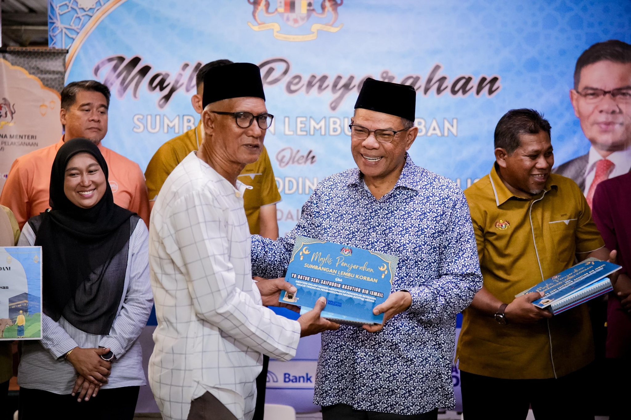 Simbolik penyerahan sumbangan lembu korban sempena program Ziarah Kasih Madani bertempat di Surau Al Falah, Kampung Pondok Labu Keladi, Kulim.