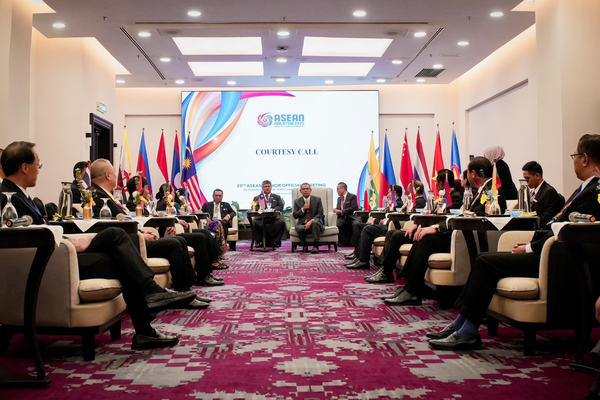 Menerima kunjungan hormat daripada Ketua Delegasi Negara-Negara Anggota ASEAN