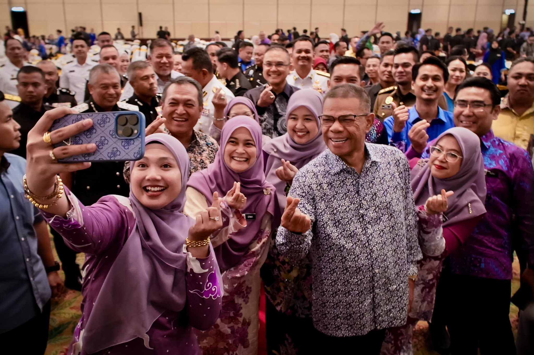 Meraikan penerima Anugerah Perkhidmatan Cemerlang (APC) dan Sijil Khas Kecemerlangan dalam Majlis Anugerah Kecemerlangan Tahun 2024