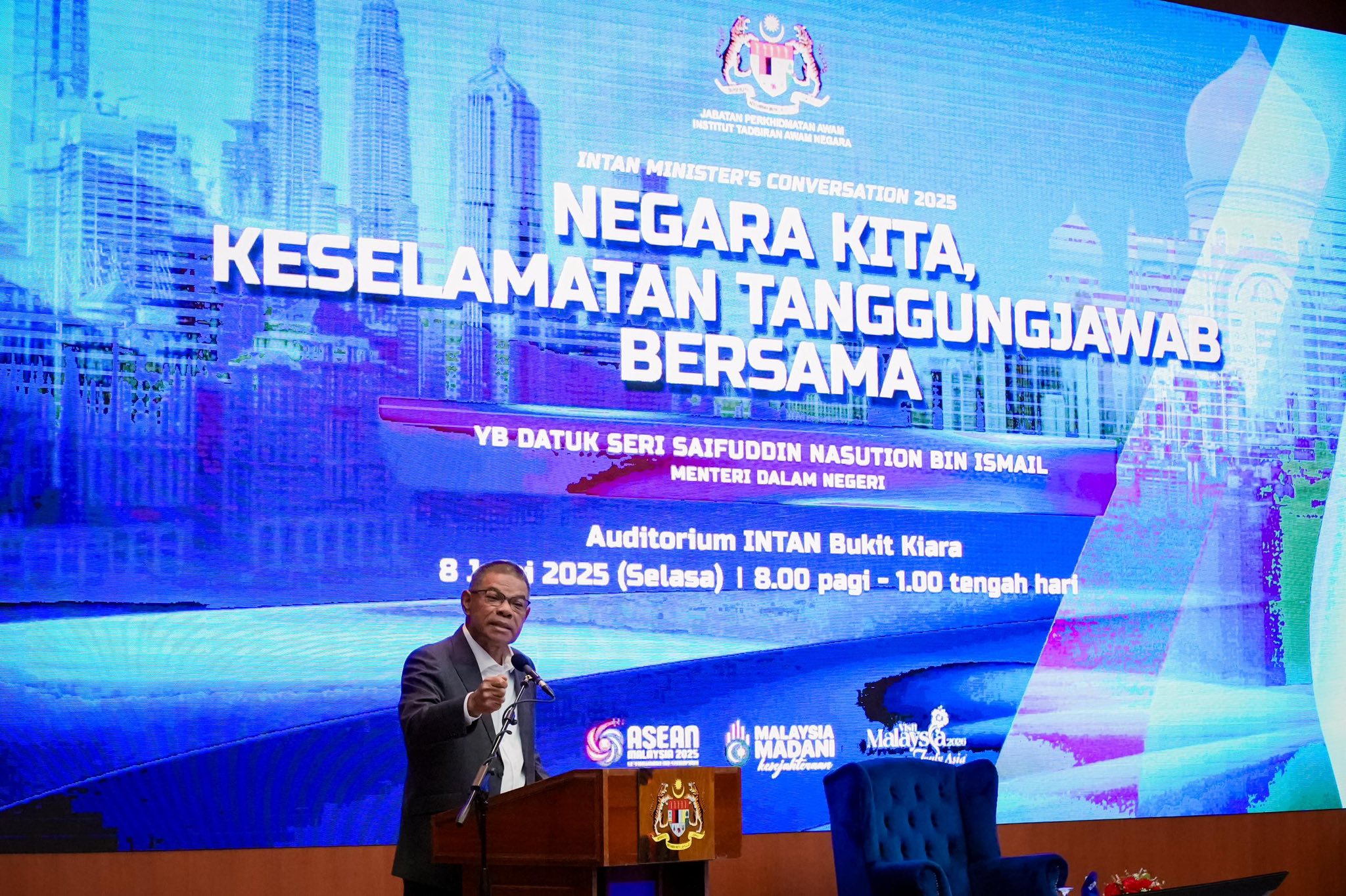 Menyampaikan Syarahan dalam Program Bicara INTAN Minister’s Conversation (IMC) 2025