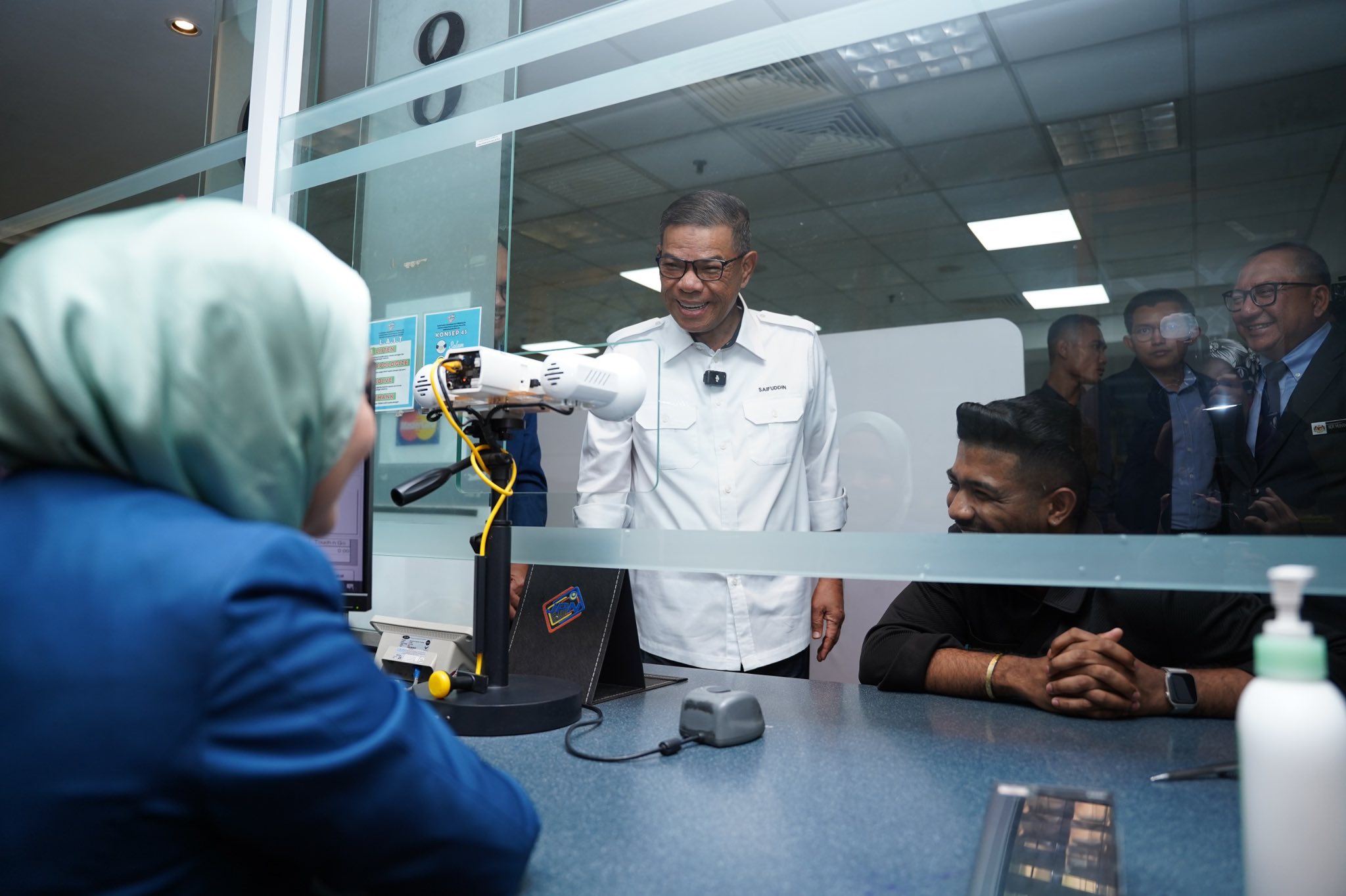 Menjenguk operasi kaunter di JPN, Putrajaya susulan pengumuman saya semalam berkenaan penukaran cip MyKad rosak secara percuma