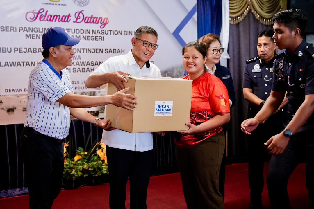 Meninjau serta menyampaikan bantuan kepada dua kelompok mangsa banjir