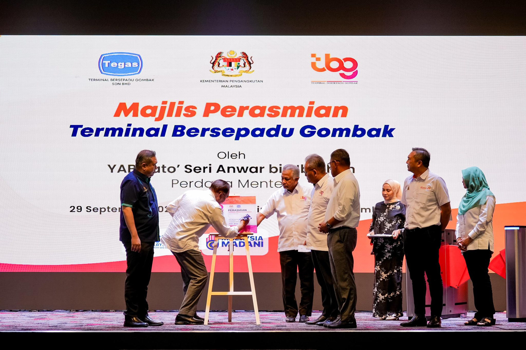 Perasmian Terminal Bersepadu Gombak yang disempurnakan sendiri oleh YAB Dato’ Seri Anwar bin Ibrahim.