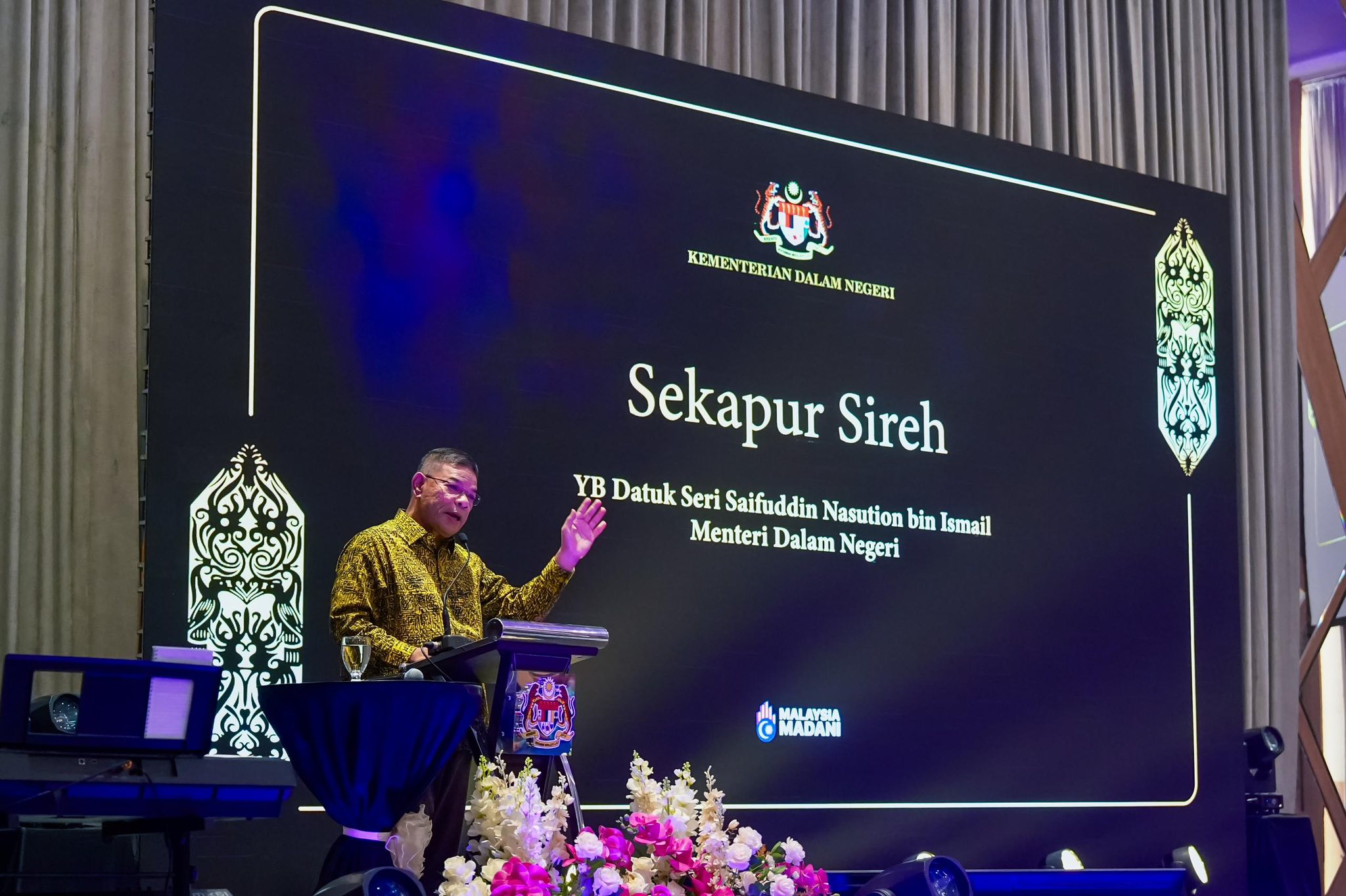 Majlis Meraikan seramai 387 penerima Anugerah Perkhidmatan Cemerlang (APC) dan Sijil Khas Kecemerlangan dalam Majlis Anugerah Kecemerlangan Tahun 2024 bagi Jabatan dan Agensi di bawah Kementerian Dalam Negeri (KDN), Peringkat Negeri Sarawak.