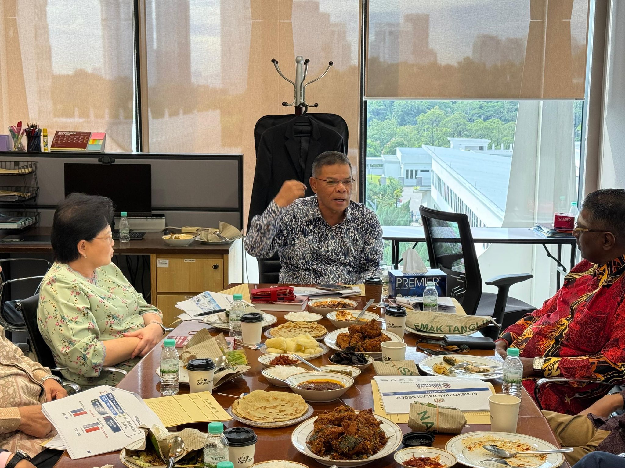 Sarapan pagi bersama rakan-rakan Friends of Ministry (FOM) Kementerian Dalam Negeri