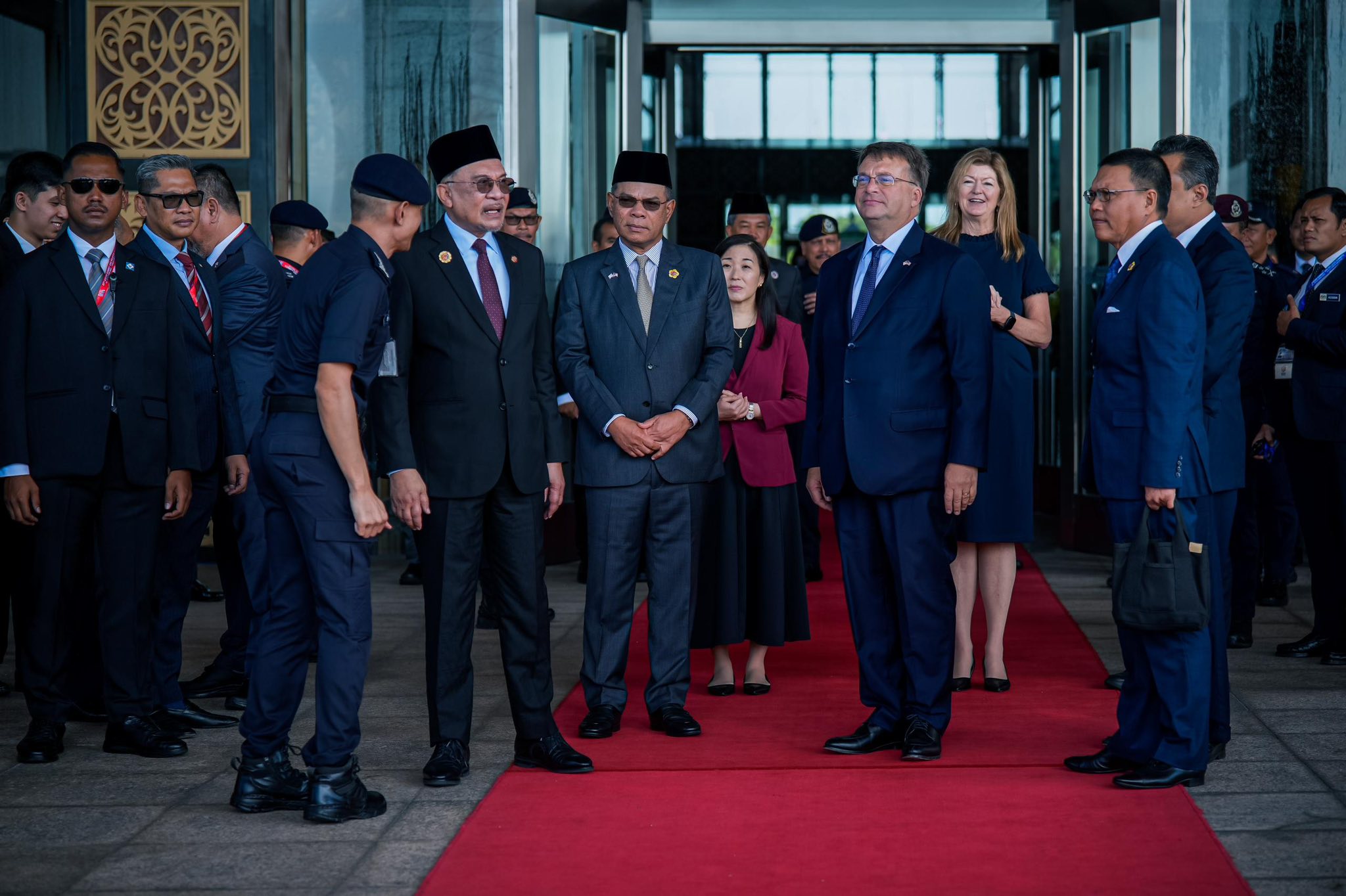 Mengiringi YAB Dato’ Seri Anwar Ibrahim, Perdana Menteri Malaysia menyambut ketibaan Presiden Amerika Syarikat, Donald J. Trump di Kompleks Bunga Raya, Lapangan Terbang Antarabangsa Kuala Lumpur (KLIA)