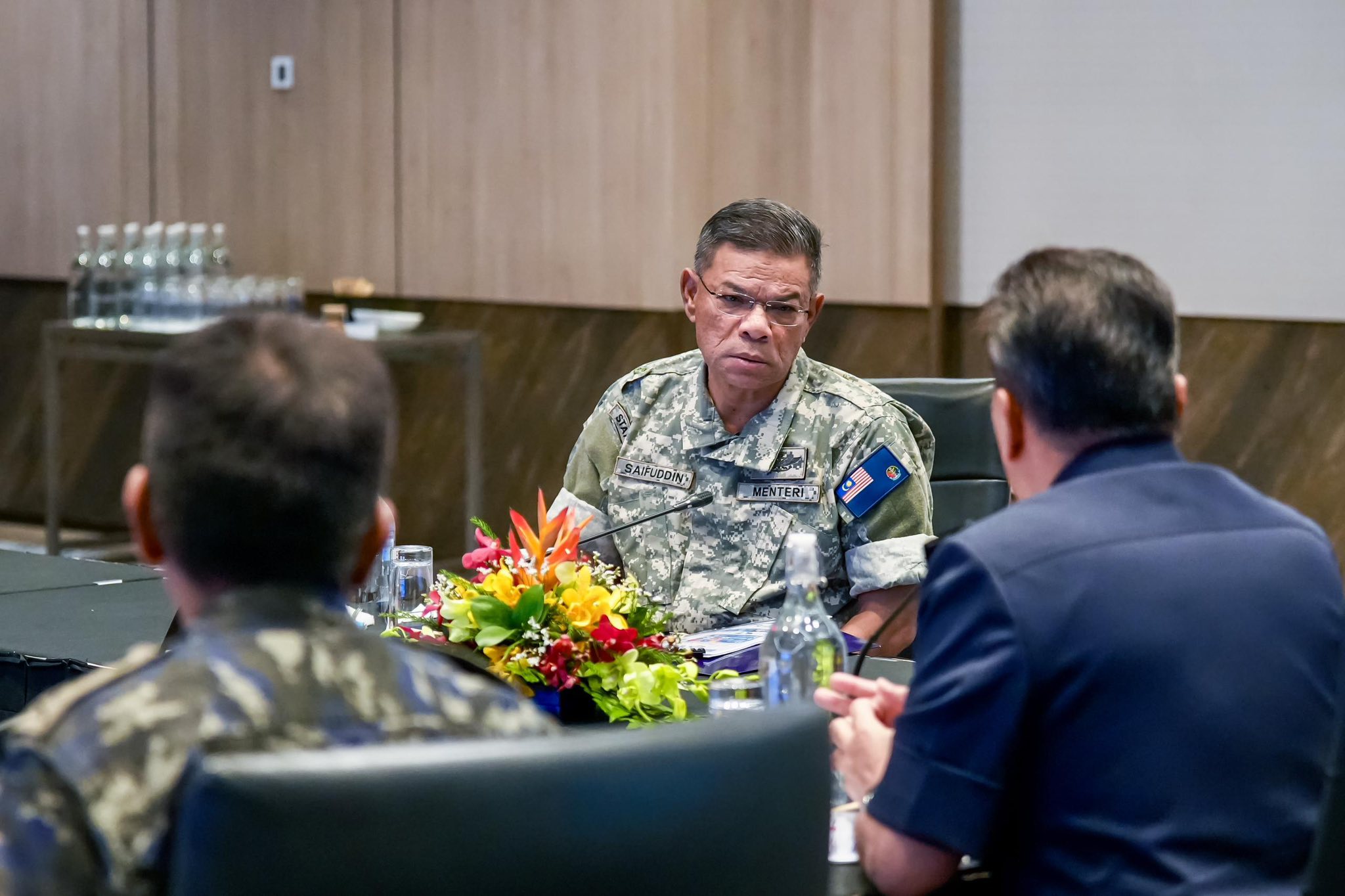 Diberi taklimat oleh Pengarah Jabatan Keselamatan Dalam Negeri dan Ketenteraman Awam (KDNKA) PDRM), CP Dato’ Sri Azmi Abu Kassim