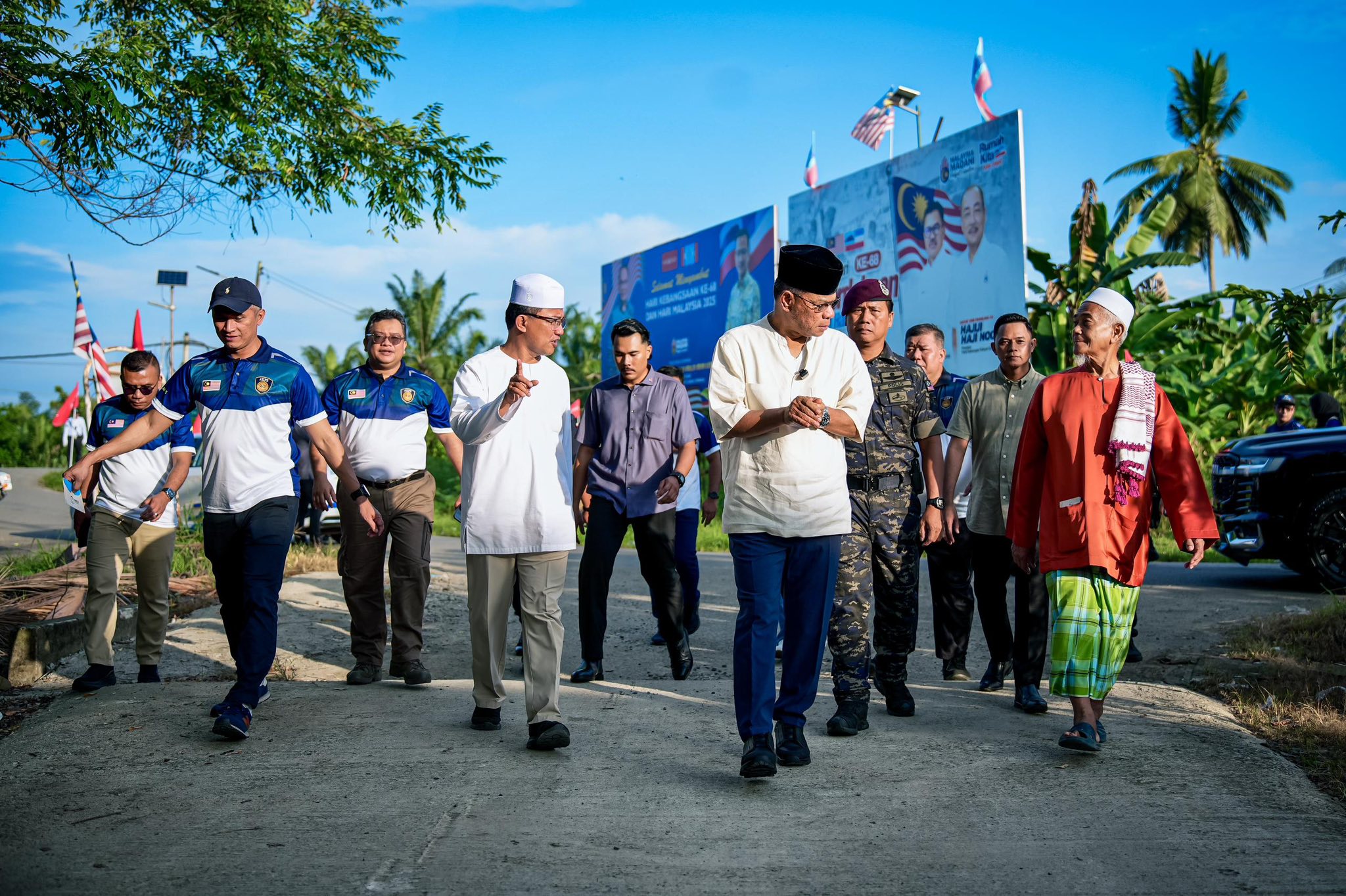 Menyantuni beberapa keluarga di sekitar Merotai Besar, Tawau bersama Dato’ Sri Suhaily, Ketua Pengarah AKPS, dan Datuk Haji Ruji, mantan Ketua Setiausaha Kementerian Dalam Negeri yang juga anak jati Tawau