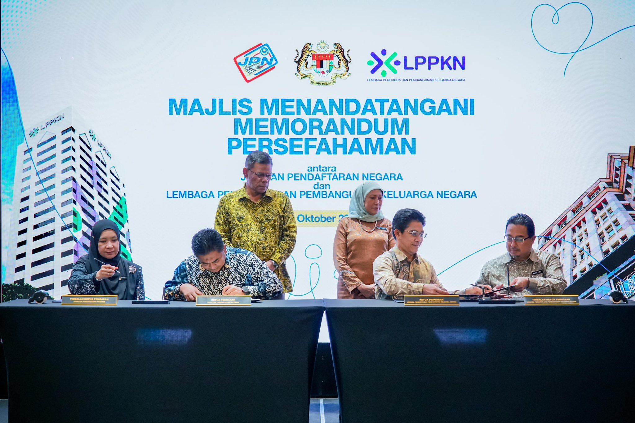 Menyaksikan Majlis Menandatangani Memorandum Persefahaman (MoU) antara Jabatan Pendaftaran Negara (JPN) dan Lembaga Penduduk dan Pembangunan Keluarga Negara (LPPKN).