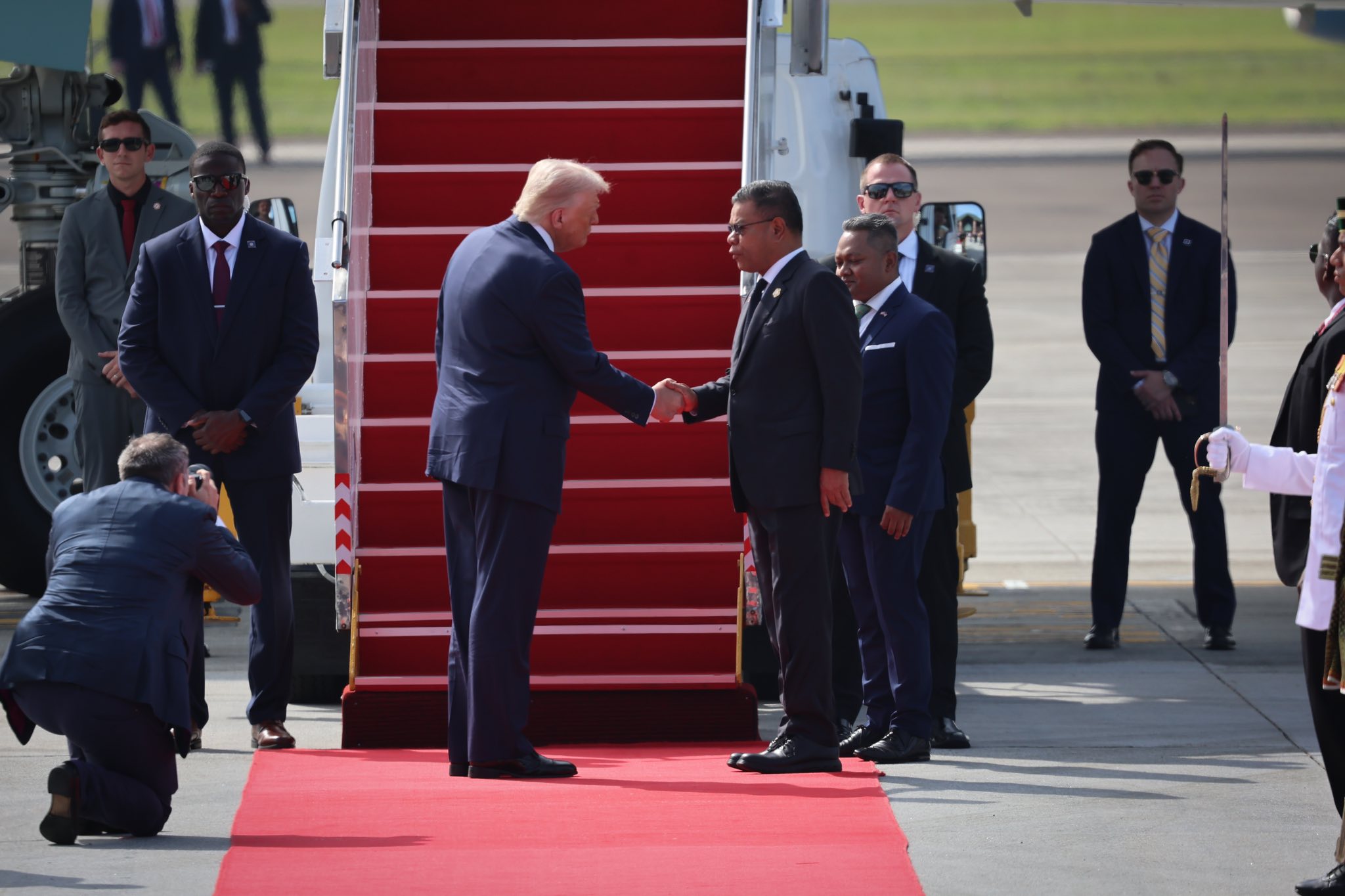 Mengiringi keberangkatan Presiden Amerika Syarikat, Donald J. Trump yang menamatkan lawatan beliau ke Malaysia sempena Sidang Kemuncak ASEAN ke-47.