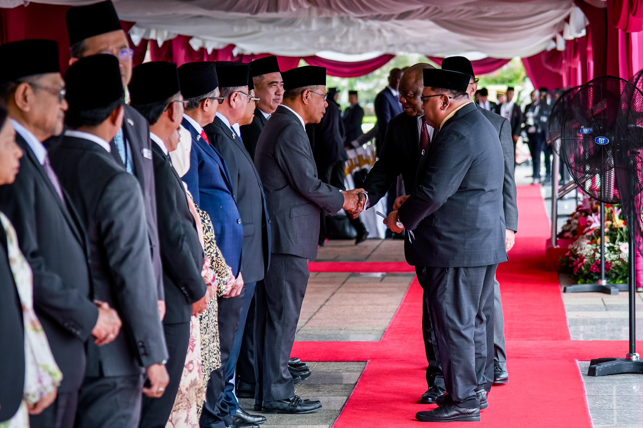 Mengiringi YAB Dato’ Seri Anwar Ibrahim, Perdana Menteri Malaysia bagi menerima ketibaan Presiden Republik Afrika Selatan, Tuan Yang Terutama Cyril Ramaphosa, di Perdana Putra