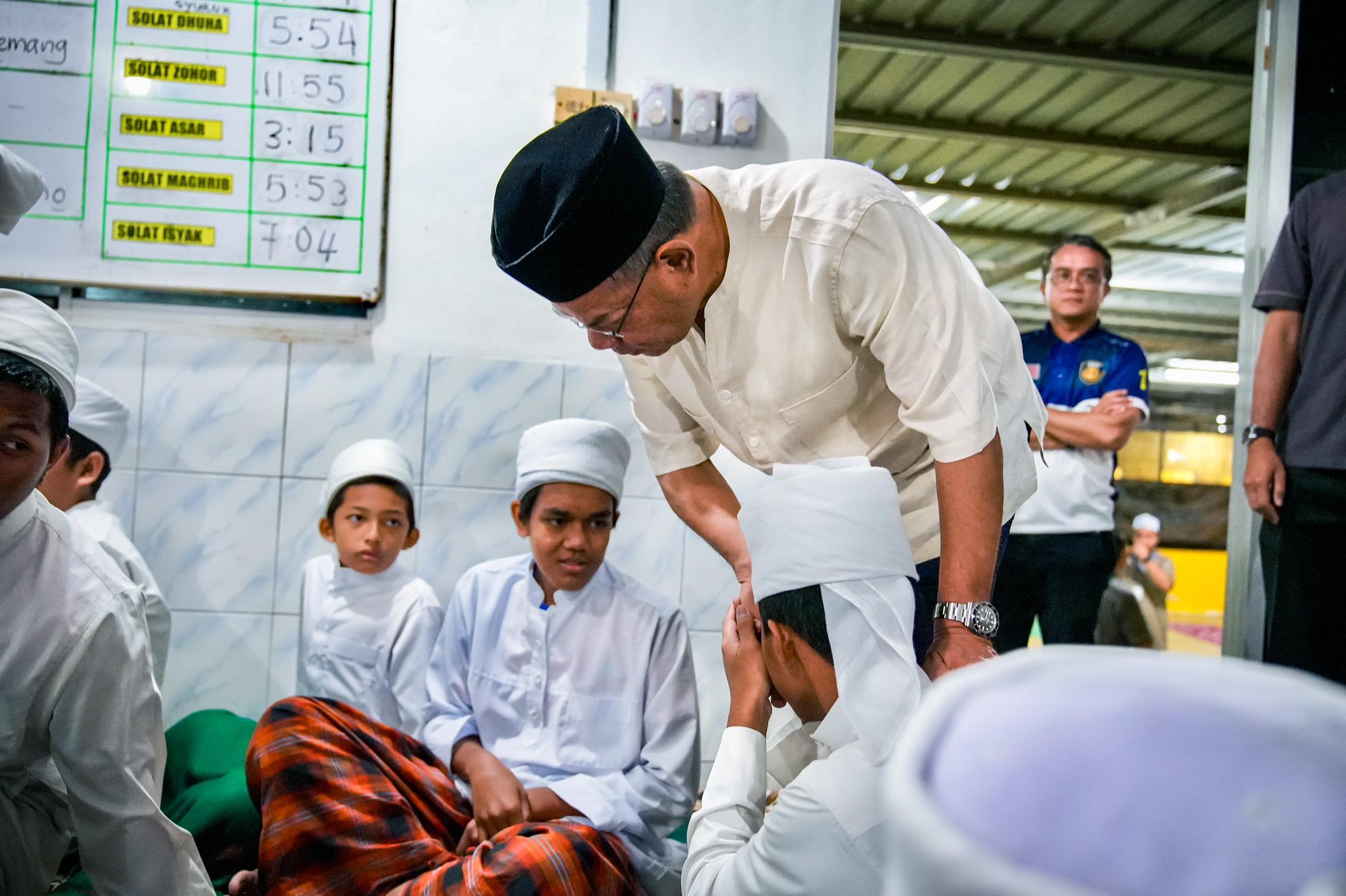 Menunaikan solat Subuh berjemaah di Masjid Kampung Kijang, Merotai Besar, Tawau, Sabah.